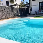 Lovely Kiluka Heated Pool Casa de Férias