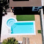 Lovely Kiluka Heated Pool Casa de Férias